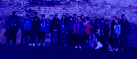 Une partie du groupe au pied d'une tour de l'ancien château d'York